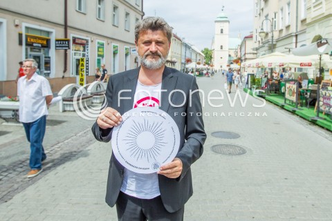  21.07.2015 RZESZOW<br />WIZYTA JANUSZA PALIKOTA W RZESZOWIE<br />N/Z JANUSZ PALIKOT OKRAGLA KARTA DO GLOSOWANIA<br /> 