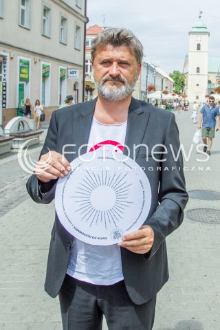  21.07.2015 RZESZOW<br />WIZYTA JANUSZA PALIKOTA W RZESZOWIE<br />N/Z JANUSZ PALIKOT OKRAGLA KARTA DO GLOSOWANIA<br /> 