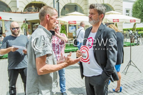  21.07.2015 RZESZOW<br />WIZYTA JANUSZA PALIKOTA W RZESZOWIE<br />N/Z JANUSZ PALIKOT SPOTKAL SIE Z BEZDOMNYM KTORY POWIEDZIAL ZE NA NIEGO ZAGLOSUJE. JANUSZ PALIKOT DAL MU 20 ZLOTYCH<br /> 