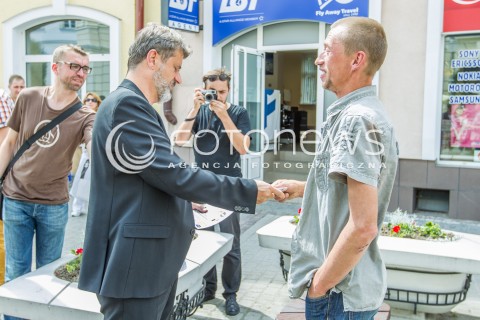  21.07.2015 RZESZOW<br />WIZYTA JANUSZA PALIKOTA W RZESZOWIE<br />N/Z JANUSZ PALIKOT SPOTKAL SIE Z BEZDOMNYM KTORY POWIEDZIAL ZE NA NIEGO ZAGLOSUJE. JANUSZ PALIKOT DAL MU 20 ZLOTYCH<br /> 
