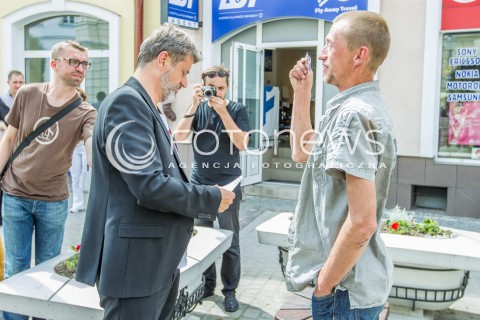  21.07.2015 RZESZOW<br />WIZYTA JANUSZA PALIKOTA W RZESZOWIE<br />N/Z JANUSZ PALIKOT SPOTKAL SIE Z BEZDOMNYM KTORY POWIEDZIAL ZE NA NIEGO ZAGLOSUJE. JANUSZ PALIKOT DAL MU 20 ZLOTYCH<br /> 