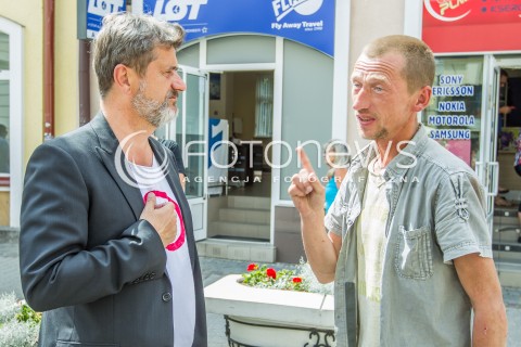  21.07.2015 RZESZOW<br />WIZYTA JANUSZA PALIKOTA W RZESZOWIE<br />N/Z JANUSZ PALIKOT SPOTKAL SIE Z BEZDOMNYM KTORY POWIEDZIAL ZE NA NIEGO ZAGLOSUJE. JANUSZ PALIKOT DAL MU 20 ZLOTYCH<br /> 