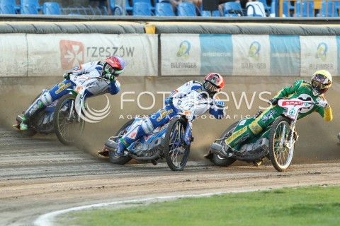  22.07.2015 RZESZOW <br />ZUZEL PGE SPEEDWAY EKSTRALIGA SEASON 2015 <br />MECZ PGE STAL RZESZOW - SPAR FALUBAZ ZIELONA GORA <br />N/Z BIEG NR 1: GRZEGORZ WALASEK (ZOLTY), GREG HANCOCK (CZERWONY), PETER LJUNG (NIEBIESKI) <br /> 