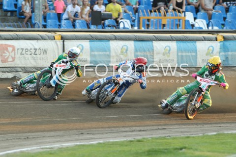  22.07.2015 RZESZOW <br />ZUZEL PGE SPEEDWAY EKSTRALIGA SEASON 2015 <br />MECZ PGE STAL RZESZOW - SPAR FALUBAZ ZIELONA GORA <br />N/Z BIEG NR 2: KRYSTIAN PIESZCZEK (ZOLTY), ARTUR CZAJA (CZERWONY), ALEX ZGARDZINSKI (BIALY) <br /> 