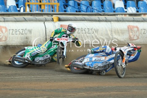  22.07.2015 RZESZOW <br />ZUZEL PGE SPEEDWAY EKSTRALIGA SEASON 2015 <br />MECZ PGE STAL RZESZOW - SPAR FALUBAZ ZIELONA GORA <br />N/Z BIEG NR 2: ARTUR CZAJA (CZERWONY), ALEX ZGARDZINSKI (BIALY) WYPADEK UPADEK PRZERWANY BIEG <br /> 