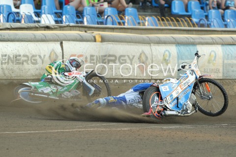  22.07.2015 RZESZOW <br />ZUZEL PGE SPEEDWAY EKSTRALIGA SEASON 2015 <br />MECZ PGE STAL RZESZOW - SPAR FALUBAZ ZIELONA GORA <br />N/Z BIEG NR 2: ARTUR CZAJA (CZERWONY), ALEX ZGARDZINSKI (BIALY) WYPADEK UPADEK PRZERWANY BIEG <br /> 