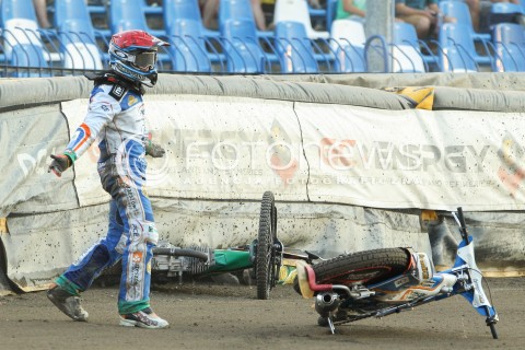  22.07.2015 RZESZOW <br />ZUZEL PGE SPEEDWAY EKSTRALIGA SEASON 2015 <br />MECZ PGE STAL RZESZOW - SPAR FALUBAZ ZIELONA GORA <br />N/Z BIEG NR 2: ARTUR CZAJA (CZERWONY) ZLOSC EMOCJE WYPADEK UPADEK PRZERWANY BIEG <br /> 