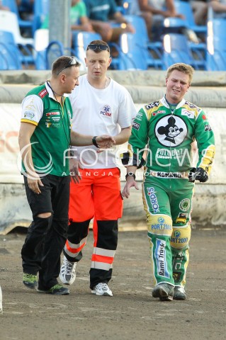 22.07.2015 RZESZOW <br />ZUZEL PGE SPEEDWAY EKSTRALIGA SEASON 2015 <br />MECZ PGE STAL RZESZOW - SPAR FALUBAZ ZIELONA GORA <br />N/Z BIEG NR 2: ALEX ZGARDZINSKI BOL URAZ KONTUZJA WYPADEK UPADEK PRZERWANY BIEG <br /> 