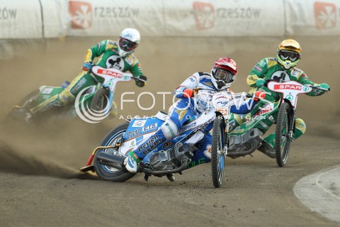  22.07.2015 RZESZOW <br />ZUZEL PGE SPEEDWAY EKSTRALIGA SEASON 2015 <br />MECZ PGE STAL RZESZOW - SPAR FALUBAZ ZIELONA GORA <br />N/Z BIEG NR 4: PIOTR PROTASIEWICZ (ZOLTY), ALEX ZGARDZINSKI (BIALY), PETER KILDEMAND (CZERWONY) <br /> 