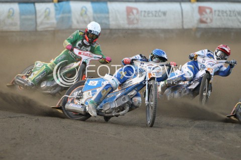  22.07.2015 RZESZOW <br />ZUZEL PGE SPEEDWAY EKSTRALIGA SEASON 2015 <br />MECZ PGE STAL RZESZOW - SPAR FALUBAZ ZIELONA GORA <br />N/Z BIEG NR 6: PETER KILDEMAND (CZERWONY), KRYSTIAN PIESZCZEK (BIALY), ARTUR CZAJA (NIEBIESKI) <br /> 