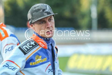  22.07.2015 RZESZOW <br />ZUZEL PGE SPEEDWAY EKSTRALIGA SEASON 2015 <br />MECZ PGE STAL RZESZOW - SPAR FALUBAZ ZIELONA GORA <br />N/Z KAROL BARAN SYLWETKA<br /> 