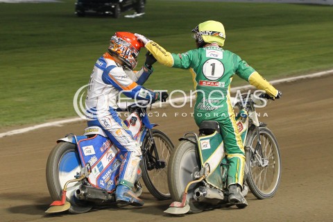  22.07.2015 RZESZOW <br />ZUZEL PGE SPEEDWAY EKSTRALIGA SEASON 2015 <br />MECZ PGE STAL RZESZOW - SPAR FALUBAZ ZIELONA GORA <br />N/Z BIEG NR 12: GRZEGORZ WALASEK (ZOLTY), DAWID LAMPART (CZERWONY) GRATULACJE GEST <br /> 