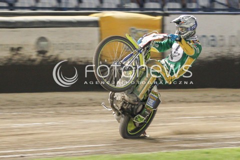  22.07.2015 RZESZOW <br />ZUZEL PGE SPEEDWAY EKSTRALIGA SEASON 2015 <br />MECZ PGE STAL RZESZOW - SPAR FALUBAZ ZIELONA GORA <br />N/Z BIEG NR 14: DARCY WARD (BIALY) RADOSC EMOCJE JAZDA NA JEDNYM KOLE SWIECA<br /> 