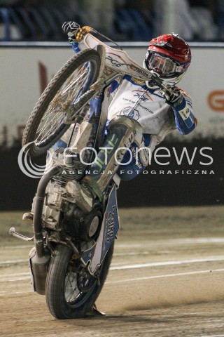  22.07.2015 RZESZOW <br />ZUZEL PGE SPEEDWAY EKSTRALIGA SEASON 2015 <br />MECZ PGE STAL RZESZOW - SPAR FALUBAZ ZIELONA GORA <br />N/Z BIEG NR 15: PETER KILDEMAND (CZERWONY) RADOSC SWIECA JAZDA NA JEDNYM KOLE EMOCJE<br /> 