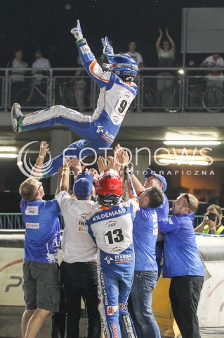  22.07.2015 RZESZOW <br />ZUZEL PGE SPEEDWAY EKSTRALIGA SEASON 2015 <br />MECZ PGE STAL RZESZOW - SPAR FALUBAZ ZIELONA GORA <br />N/Z GREG HANCOCK RADOSC EMOCJE WYGRANA W OSTATNIM BIEGU PODRZUCANY DO GORY<br /> 