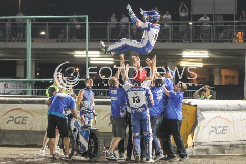  22.07.2015 RZESZOW <br />ZUZEL PGE SPEEDWAY EKSTRALIGA SEASON 2015 <br />MECZ PGE STAL RZESZOW - SPAR FALUBAZ ZIELONA GORA <br />N/Z GREG HANCOCK RADOSC EMOCJE WYGRANA W OSTATNIM BIEGU PODRZUCANY DO GORY<br /> 