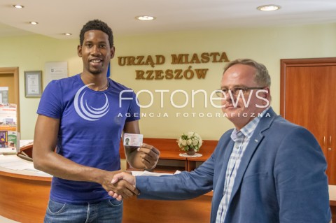  23.07.2014 RZESZOW<br />KUBANSKI SIATKARZ WILFREDO LEON VENERO ODEBRAL POLSKI DOWOD OSOBISTY W URZEDZIE MIASTA W RZESZOWIE. SIATKARZ W LIPCU OTRZYMAL POLSKIE OBYWATELSTWO I ZADEKLAROWAL ZE CHCIALBY ZAGRAC W REPREZENTACJI POLSKI<br />N/Z DYREKTOR WYDZIALU SPRAW OBYWATELSKICH UM W RZESZOWIE ADAM LITWA (P) WRECZA SIATKARZOWI WILFREDO LEON VENERO (L) DOWOD OSOBISTY<br /> 