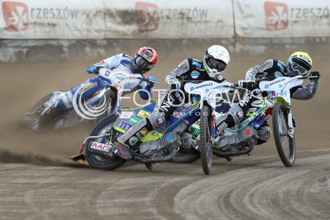  26.07.2015 RZESZOW <br />ZUZEL PGE SPEEDWAY EKSTRALIGA SEASON 2015 <br />MECZ PGE STAL RZESZOW - KS TORUN<br />N/Z BIEG NR 1: CHRIS HOLDER (ZOLTY), GREG HANCOCK (CZERWONY), ADRIAN MIEDZINSKI (BIALY) <br /> 