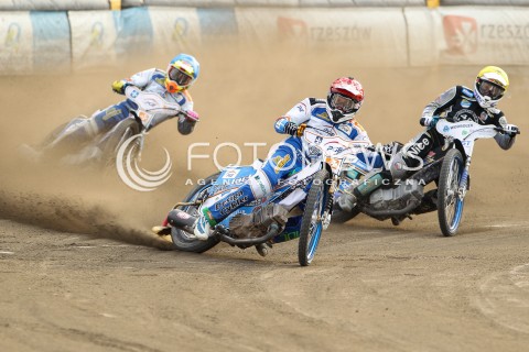  26.07.2015 RZESZOW <br />ZUZEL PGE SPEEDWAY EKSTRALIGA SEASON 2015 <br />MECZ PGE STAL RZESZOW - KS TORUN<br />N/Z BIEG NR 4: JASON DOYLE (ZOLTY), KRYSTIAN REMPALA ( NIEBIESKI), PETER KILDEMAND (CZERWONY) <br /> 