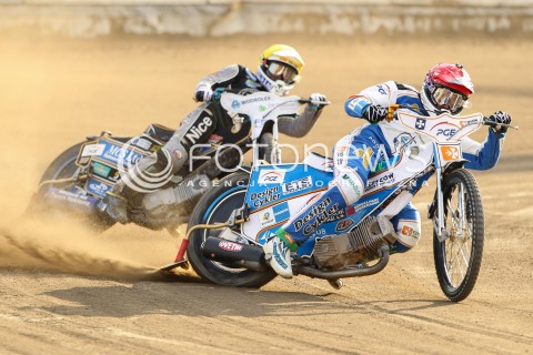  26.07.2015 RZESZOW <br />ZUZEL PGE SPEEDWAY EKSTRALIGA SEASON 2015 <br />MECZ PGE STAL RZESZOW - KS TORUN<br />N/Z BIEG NR 4: JASON DOYLE (ZOLTY), PETER KILDEMAND (CZERWONY) <br /> 