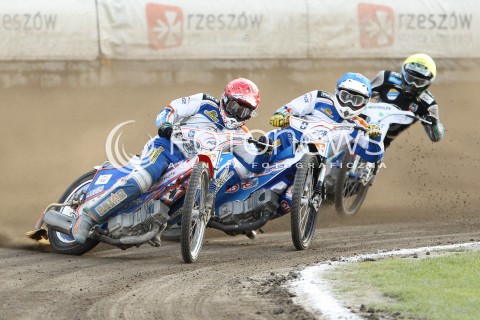  26.07.2015 RZESZOW <br />ZUZEL PGE SPEEDWAY EKSTRALIGA SEASON 2015 <br />MECZ PGE STAL RZESZOW - KS TORUN<br />N/Z BIEG NR 5: KENNI LARSEN (NIEBIESKI), CHRIS HOLDER (ZOLTY), DAWID LAMPART (CZERWONY)<br /> 