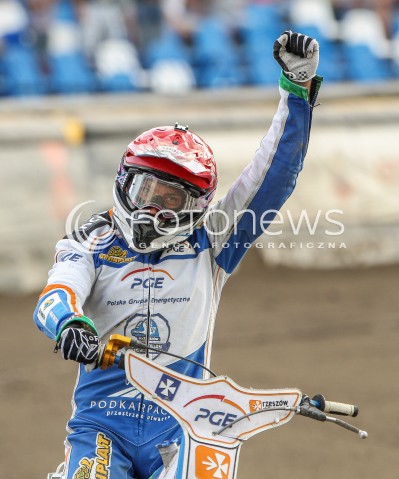  26.07.2015 RZESZOW <br />ZUZEL PGE SPEEDWAY EKSTRALIGA SEASON 2015 <br />MECZ PGE STAL RZESZOW - KS TORUN<br />N/Z BIEG NR 8: PETER KILDEMAND (CZERWONY) RADOSC EMOCJE SYLWETKA<br /> 
