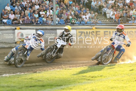  26.07.2015 RZESZOW <br />ZUZEL PGE SPEEDWAY EKSTRALIGA SEASON 2015 <br />MECZ PGE STAL RZESZOW - KS TORUN<br />N/Z BIEG NR 10: DAWID LAMPART (CZERWONY), JASON DOYLE (ZOLTY), KENNI LARSEN (NIEBIESKI)<br /> 