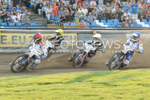  26.07.2015 RZESZOW <br />ZUZEL PGE SPEEDWAY EKSTRALIGA SEASON 2015 <br />MECZ PGE STAL RZESZOW - KS TORUN<br />N/Z BIEG NR 13: KENNI LARSEN (NIEBIESKI), KACPER GOMOLSKI (BIALY), GREG HANCOCK (CZERWONY), JASON DOYLE (ZOLTY)<br /> 