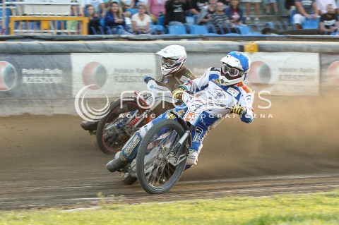  26.07.2015 RZESZOW <br />ZUZEL PGE SPEEDWAY EKSTRALIGA SEASON 2015 <br />MECZ PGE STAL RZESZOW - KS TORUN<br />N/Z BIEG NR 13: KENNI LARSEN (NIEBIESKI), KACPER GOMOLSKI (BIALY)<br /> 