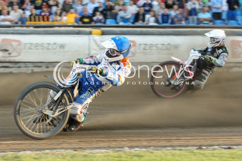  26.07.2015 RZESZOW <br />ZUZEL PGE SPEEDWAY EKSTRALIGA SEASON 2015 <br />MECZ PGE STAL RZESZOW - KS TORUN<br />N/Z BIEG NR 13: KENNI LARSEN (NIEBIESKI), KACPER GOMOLSKI (BIALY)<br /> 