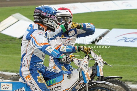  26.07.2015 RZESZOW <br />ZUZEL PGE SPEEDWAY EKSTRALIGA SEASON 2015 <br />MECZ PGE STAL RZESZOW - KS TORUN<br />N/Z BIEG NR 15: KENNI LARSEN (CZERWONY), PETER KILDEMAND (NIEBIESKI) RADOSC WYGRANA EMOCJE<br /> 