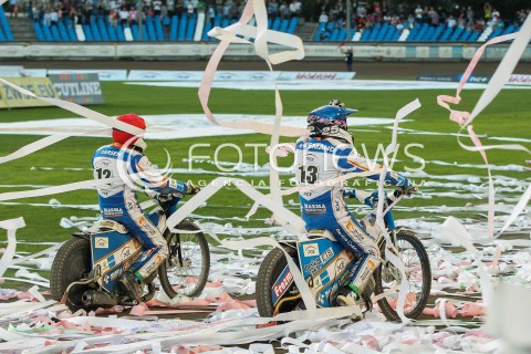  26.07.2015 RZESZOW <br />ZUZEL PGE SPEEDWAY EKSTRALIGA SEASON 2015 <br />MECZ PGE STAL RZESZOW - KS TORUN<br />N/Z BIEG NR 15: KENNI LARSEN (CZERWONY), PETER KILDEMAND (NIEBIESKI) RADOSC WYGRANA EMOCJE KONFETTI OPRAWA KIBICOW<br /> 