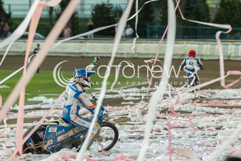  26.07.2015 RZESZOW <br />ZUZEL PGE SPEEDWAY EKSTRALIGA SEASON 2015 <br />MECZ PGE STAL RZESZOW - KS TORUN<br />N/Z BIEG NR 15: KENNI LARSEN (CZERWONY), PETER KILDEMAND (NIEBIESKI) RADOSC WYGRANA EMOCJE KONFETTI OPRAWA KIBICOW<br /> 