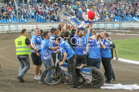  26.07.2015 RZESZOW <br />ZUZEL PGE SPEEDWAY EKSTRALIGA SEASON 2015 <br />MECZ PGE STAL RZESZOW - KS TORUN<br />N/Z BIEG NR 15: KENNI LARSEN (CZERWONY) RADOSC WYGRANA EMOCJE PODRZUCANIE DO GORY<br /> 