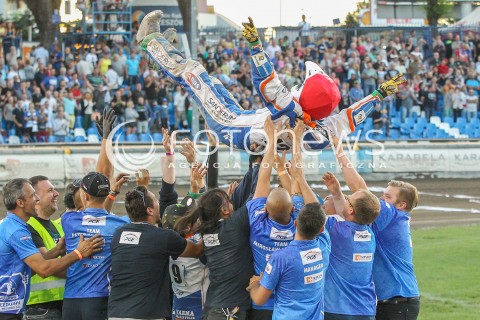  26.07.2015 RZESZOW <br />ZUZEL PGE SPEEDWAY EKSTRALIGA SEASON 2015 <br />MECZ PGE STAL RZESZOW - KS TORUN<br />N/Z BIEG NR 15: KENNI LARSEN (CZERWONY) RADOSC WYGRANA EMOCJE PODRZUCANIE DO GORY<br /> 