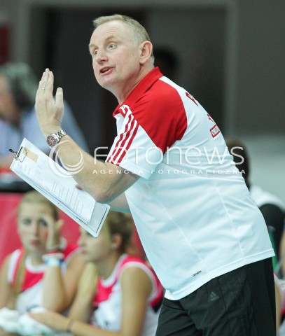  02.08.2015 LUBLIN <br />SIATKOWKA KOBIET  WORLD GRAND PRIX II DYWIZJI 2015 FIVB VOLLEYBALL <br />MECZ POLSKA - HOLANDIA ( POLAND - NETHERLANDS ) <br />N/Z JACEK NAWROCKI - TRENER ( HEAD COACH ) SYLWETKA <br /> 