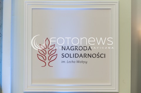  04.08.2015 WARSZAWA<br />GALA WRECZENIA NAGRODY SOLIDARNOSCI<br />N/Z LOGO NAPIS NAGRODA SOLIDARNOSCI IM LECHA WALESY<br /> 