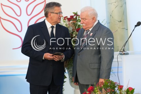  04.08.2015 WARSZAWA<br />GALA WRECZENIA NAGRODY SOLIDARNOSCI<br />N/Z PREZYDENT RP BRONISLAW KOMOROWSKI  LECH WALESA<br /> 