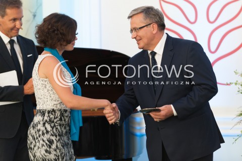  04.08.2015 WARSZAWA<br />GALA WRECZENIA NAGRODY SOLIDARNOSCI<br />N/Z PREZYDENT RP BRONISLAW KOMOROWSKI DZIENNIKARKA ZANNA NIEMCOWA<br /> 
