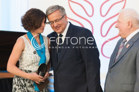  04.08.2015 WARSZAWA<br />GALA WRECZENIA NAGRODY SOLIDARNOSCI<br />N/Z PREZYDENT RP BRONISLAW KOMOROWSKI  LECH WALESA DZIENNIKARKA ZANNA NIEMCOWA<br /> 