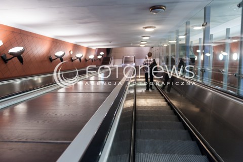  04.08.2015 WARSZAWA<br />ZDJECIE ILUESTRACYJNE<br />N/Z NAJDLUZSZE RUCHOME SCHODY W WARSZAWIE<br /> 