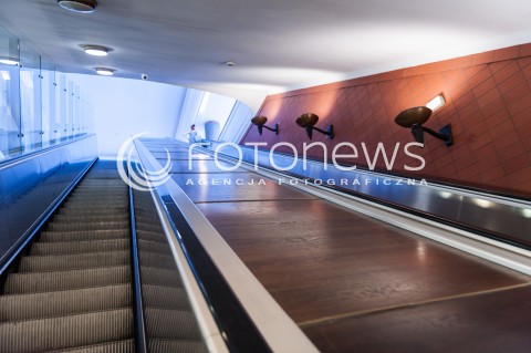  04.08.2015 WARSZAWA<br />ZDJECIE ILUESTRACYJNE<br />N/Z NAJDLUZSZE RUCHOME SCHODY W WARSZAWIE<br /> 