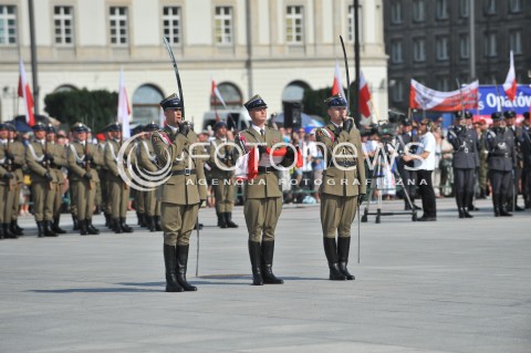  06.08.2015 WARSZAWA<br />INAUGURACJA PREZYDENTA RP ANDRZEJA DUDY<br />UROCZYSTOSC PRZYJECIA PRZEZ PREZYDENTA RP ZWIERZCHNICTWA NAD SILAMI ZBROJNYMI<br />N/Z ZOLNIERZE PODNIESIENIE FLAGI<br /> 