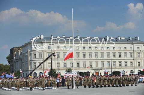  06.08.2015 WARSZAWA<br />INAUGURACJA PREZYDENTA RP ANDRZEJA DUDY<br />UROCZYSTOSC PRZYJECIA PRZEZ PREZYDENTA RP ZWIERZCHNICTWA NAD SILAMI ZBROJNYMI<br />N/Z ZOLNIERZE PODNIESIENIE FLAGI FLAGA<br /> 