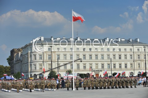  06.08.2015 WARSZAWA<br />INAUGURACJA PREZYDENTA RP ANDRZEJA DUDY<br />UROCZYSTOSC PRZYJECIA PRZEZ PREZYDENTA RP ZWIERZCHNICTWA NAD SILAMI ZBROJNYMI<br />N/Z ZOLNIERZE PODNIESIENIE FLAGI FLAGA<br /> 