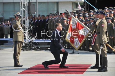  06.08.2015 WARSZAWA<br />INAUGURACJA PREZYDENTA RP ANDRZEJA DUDY<br />UROCZYSTOSC PRZYJECIA PRZEZ PREZYDENTA RP ZWIERZCHNICTWA NAD SILAMI ZBROJNYMI<br />N/Z ANDRZEJ DUDA CALUJE SZTANDAR<br /> 