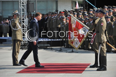 06.08.2015 WARSZAWA<br />INAUGURACJA PREZYDENTA RP ANDRZEJA DUDY<br />UROCZYSTOSC PRZYJECIA PRZEZ PREZYDENTA RP ZWIERZCHNICTWA NAD SILAMI ZBROJNYMI<br />N/Z ANDRZEJ DUDA CALUJE SZTANDAR<br /> 