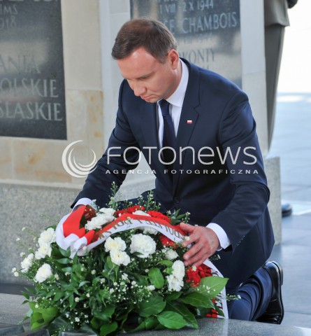  06.08.2015 WARSZAWA<br />INAUGURACJA PREZYDENTA RP ANDRZEJA DUDY<br />UROCZYSTOSC PRZYJECIA PRZEZ PREZYDENTA RP ZWIERZCHNICTWA NAD SILAMI ZBROJNYMI<br />N/Z ANDRZEJ DUDA SKLADA KWIATY<br /> 