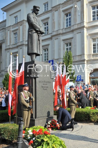  06.08.2015 WARSZAWA<br />INAUGURACJA PREZYDENTA RP ANDRZEJA DUDY<br />UROCZYSTOSC PRZYJECIA PRZEZ PREZYDENTA RP ZWIERZCHNICTWA NAD SILAMI ZBROJNYMI<br />N/Z PREZYDENT ANDRZEJ DUDA SKLADA KWIATY PRZED POMNIKIEM JOZEFA PILSUDSKIEGO<br /> 