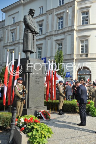  06.08.2015 WARSZAWA<br />INAUGURACJA PREZYDENTA RP ANDRZEJA DUDY<br />UROCZYSTOSC PRZYJECIA PRZEZ PREZYDENTA RP ZWIERZCHNICTWA NAD SILAMI ZBROJNYMI<br />N/Z PREZYDENT ANDRZEJ DUDA SKLADA KWIATY PRZED POMNIKIEM JOZEFA PILSUDSKIEGO<br /> 